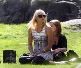 th_83615_Celebutopia-Maria_Sharapova_enjoying_a_sunny_afternoon_in_Central_Park_with_friends-01_122_451lo.jpg