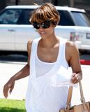 th_26071_Celebutopia-Halle_Berry_outing_with_her_daughter_in_Santa_Monica-05_122_534lo.JPG
