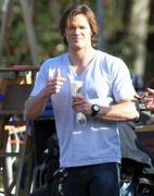 http://img215.imagevenue.com/loc890/th_36246_Jared_Padalecki_on_the_set_of_Supernatural3_122_890lo.jpg