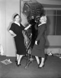 th_11221_MarilynMonroe_GentlemenPreferBlondes-Production_1953_07_122_98lo.jpg