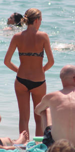 Voyeur Spy Of French Girls On The Beach 2013 x15041omqabqln.jpg